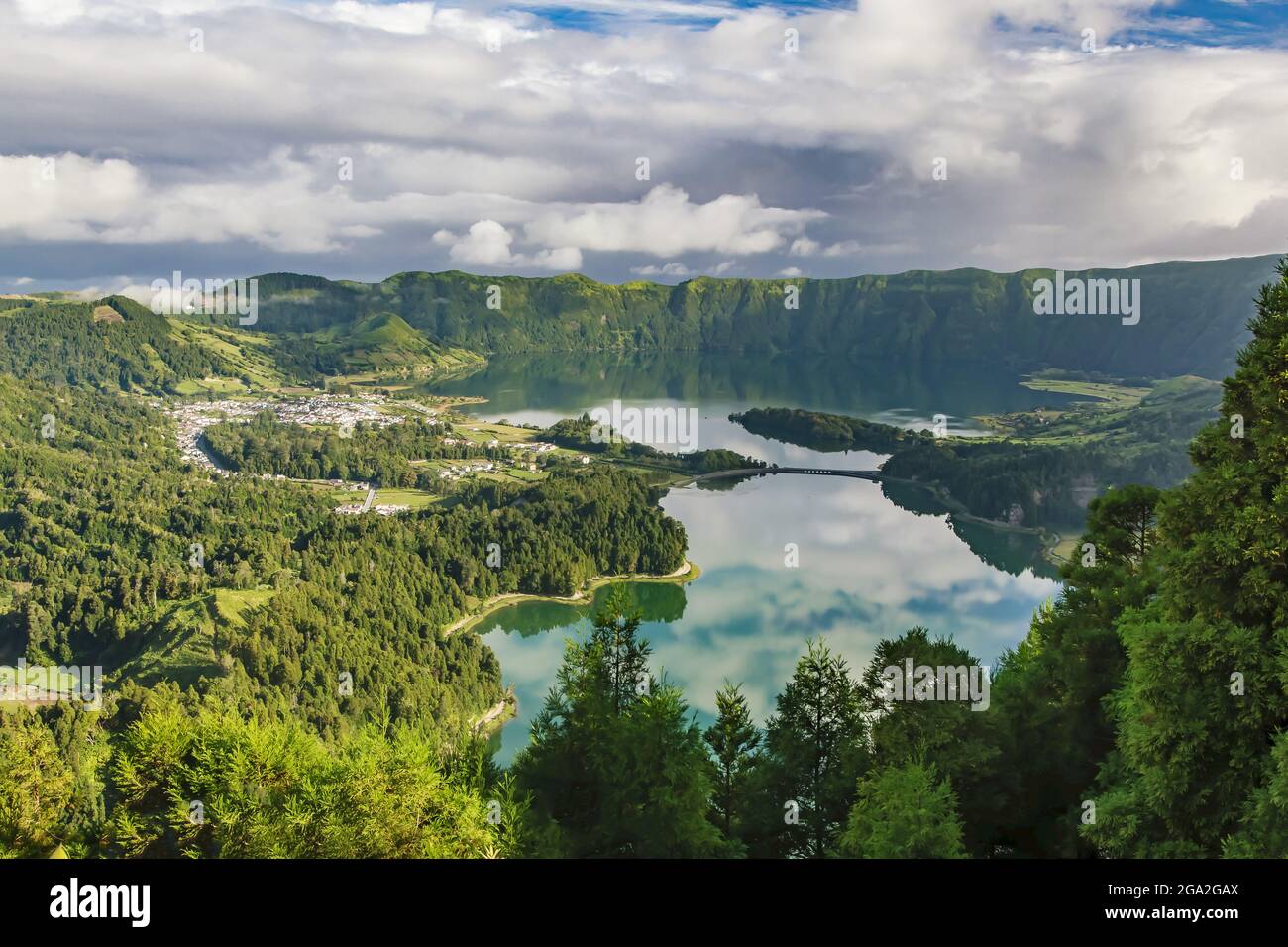 Landschaftlich schöner Blick auf die Seen und die üppige Vegetation der Sete Cidades vom Aussichtspunkt Vista do Rei (King's View), innerhalb der massiven Vulkane... Stockfoto