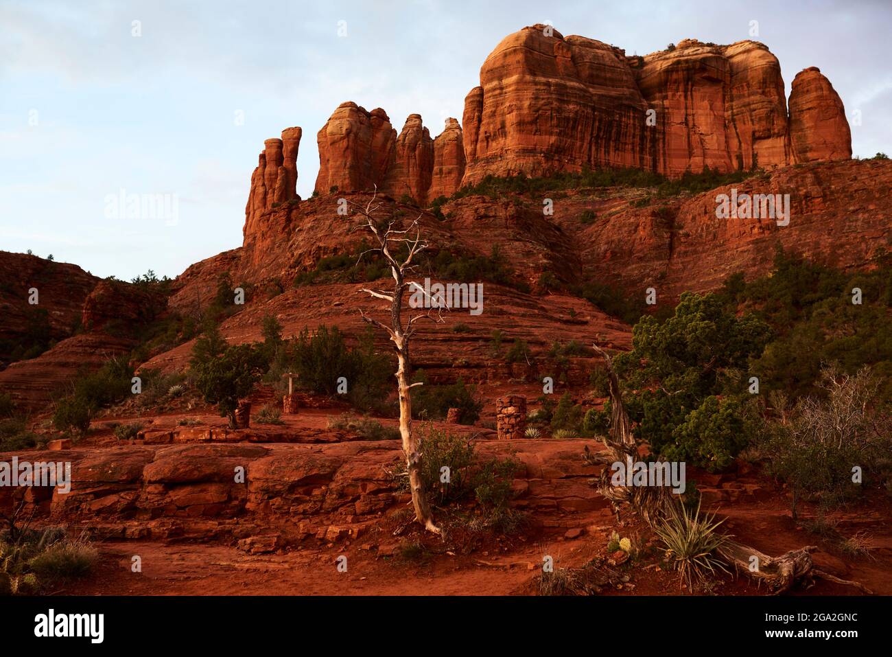 Blick auf die hoch aufragende sandsteinbutte; Sedona, Arizona, Vereinigte Staaten von Amerika Stockfoto