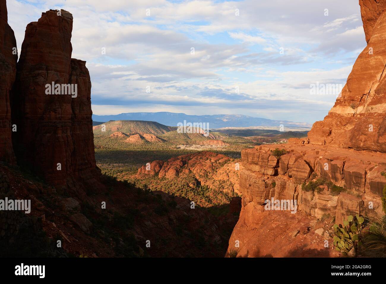 Weitläufige Weitwinkelansicht der Sedona-Landschaft mit roten Felswänden und Bergen über dem Talboden; Sedona, Arizona, Vereinigte Staaten von Amerika Stockfoto