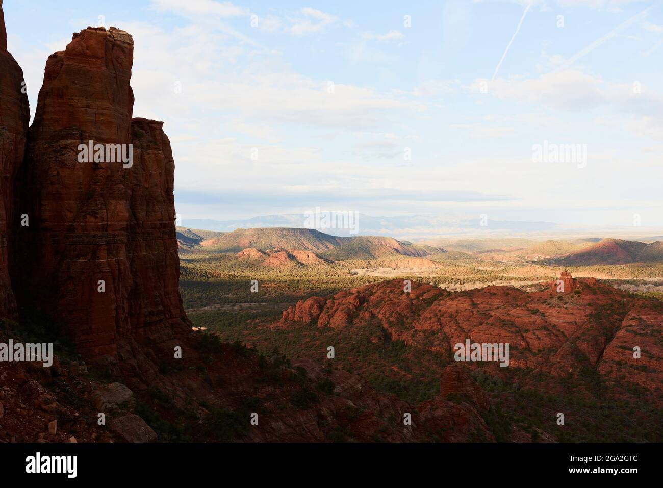 Weitläufige Weitwinkelansicht der Sedona-Landschaft mit roten Felswänden und Bergen über dem Talboden; Sedona, Arizona, Vereinigte Staaten von Amerika Stockfoto