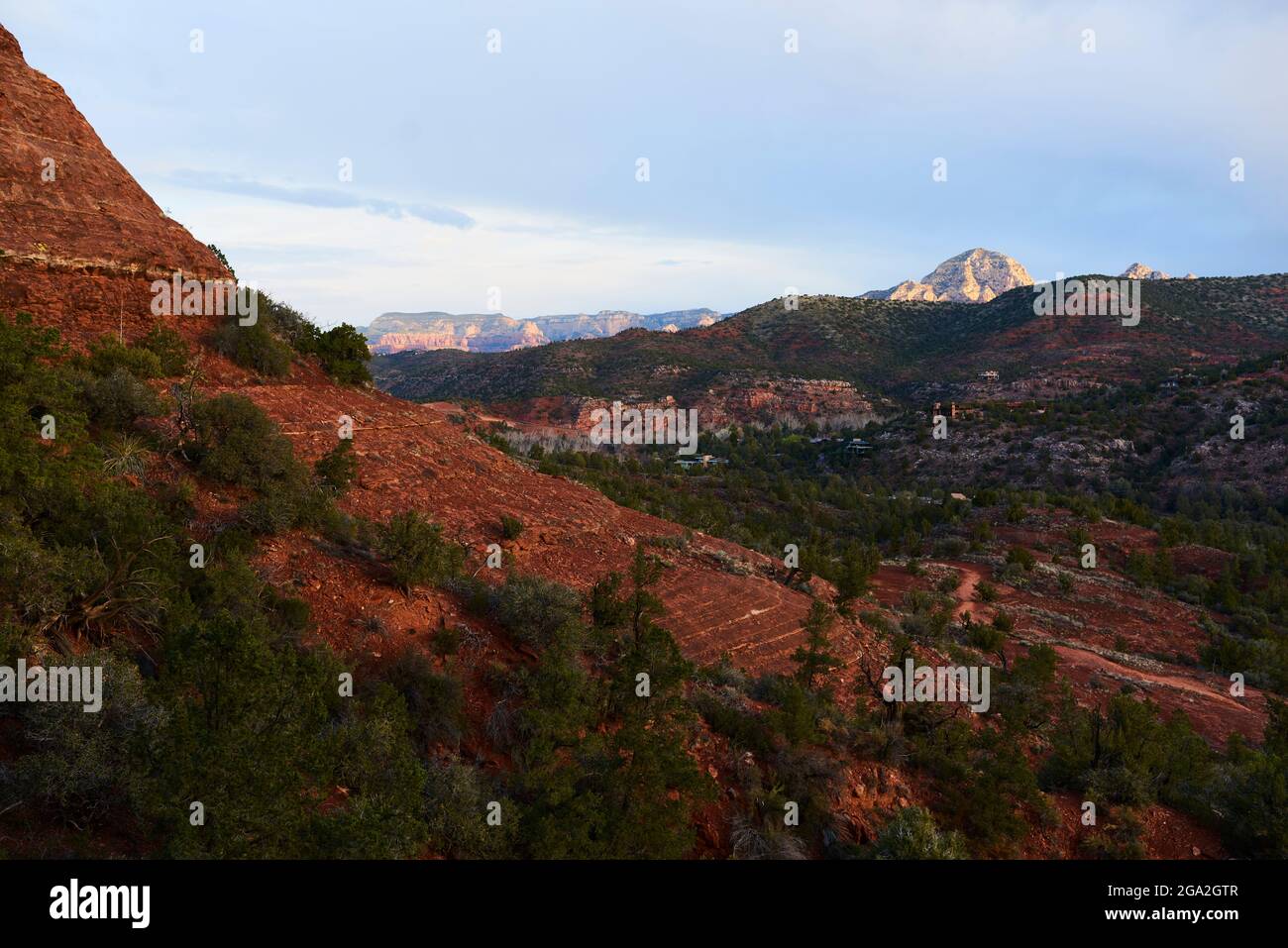 Sedona Landschaft mit roten Felsen und Bergen über dem Talboden bei Sonnenaufgang; Sedona, Arizona, Vereinigte Staaten von Amerika Stockfoto