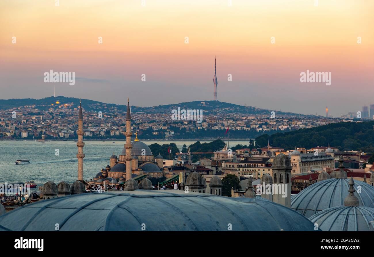 Blick auf das Goldene Horn, den Bosporus, die Innenstadt von Istanbul und den Galata-Turm von der Suleymaniye-Moschee aus. Stockfoto