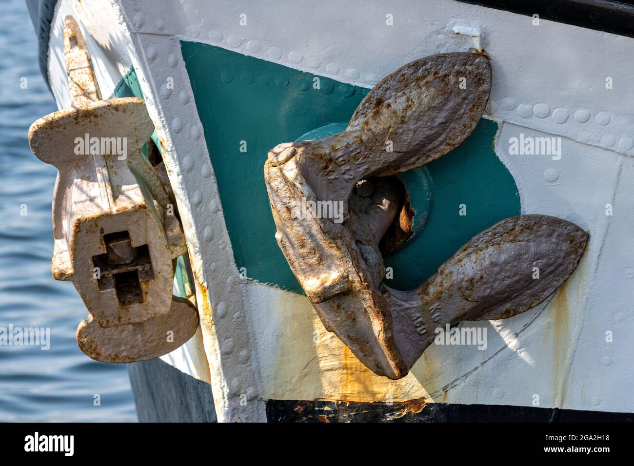 Bug und Anker eines ozeanlaufenden Schiffes mit runderneuertem Rumpf Stockfoto