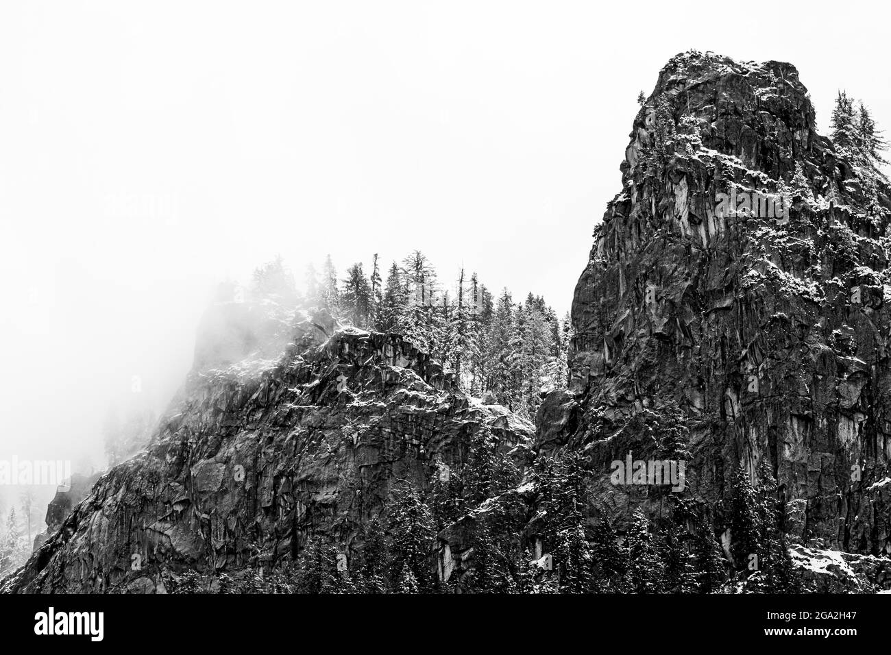 Felsklippen in schwarz-weiß in der Sierra Nevada Bergkette im Yosemite Nationalpark; Kalifornien, Vereinigte Staaten von Amerika Stockfoto