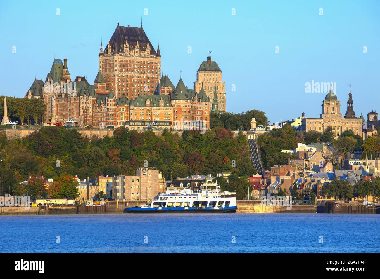 Chateau Frontenac und ein Boot auf dem Saint Lawrence River; Quebec City, Quebec, Kanada Stockfoto