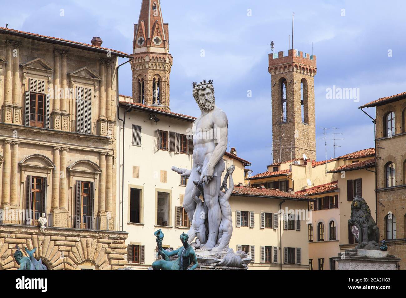 Der Neptunbrunnen in der Mitte der Piazza della Signoria vor dem Palazzo Vecchio in der Altstadt; Florenz, Toskana, Italien Stockfoto