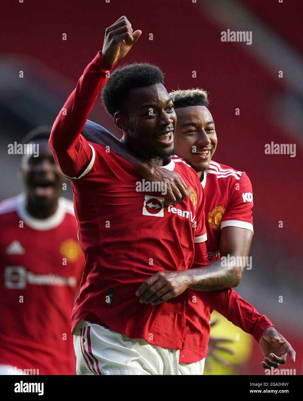 Anthony Elanga Von Manchester United Links Feiert Mit Jesse Lingard Nachdem Sie Wahrend Des Freundschaftsspiels Vor Der Saison In Old Trafford Manchester Das Erste Tor Ihrer Spieleseite Erzielt Hatte Bilddatum Mittwoch 28
