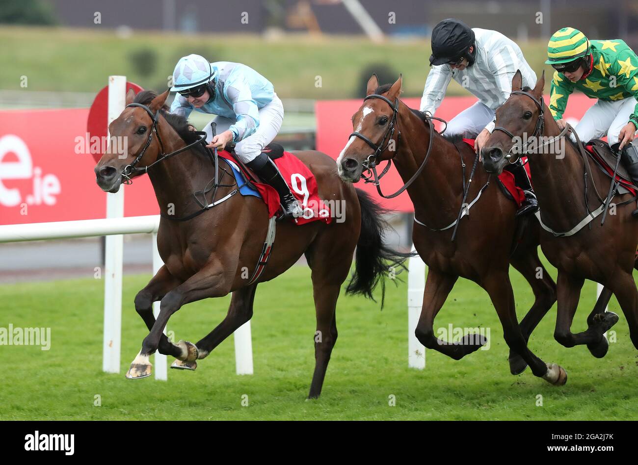 Level Neverending und Mr. T Hamilton (links) kommen nach Hause, um das Tote+ zu gewinnen, zahlt euch mehr beim tote.ie Flat Race am dritten Tag des Galway Races Summer Festival 2021 auf der Galway Racecourse in Irland. Bilddatum: Mittwoch, 28. Juli 2021. Siehe PA Story RACING Galway. Bildnachweis sollte lauten: Niall Carson/PA Wire. EINSCHRÄNKUNGEN: Die Nutzung unterliegt Einschränkungen. Nur redaktionelle Verwendung, keine kommerzielle Nutzung ohne vorherige Zustimmung des Rechteinhabers. Stockfoto