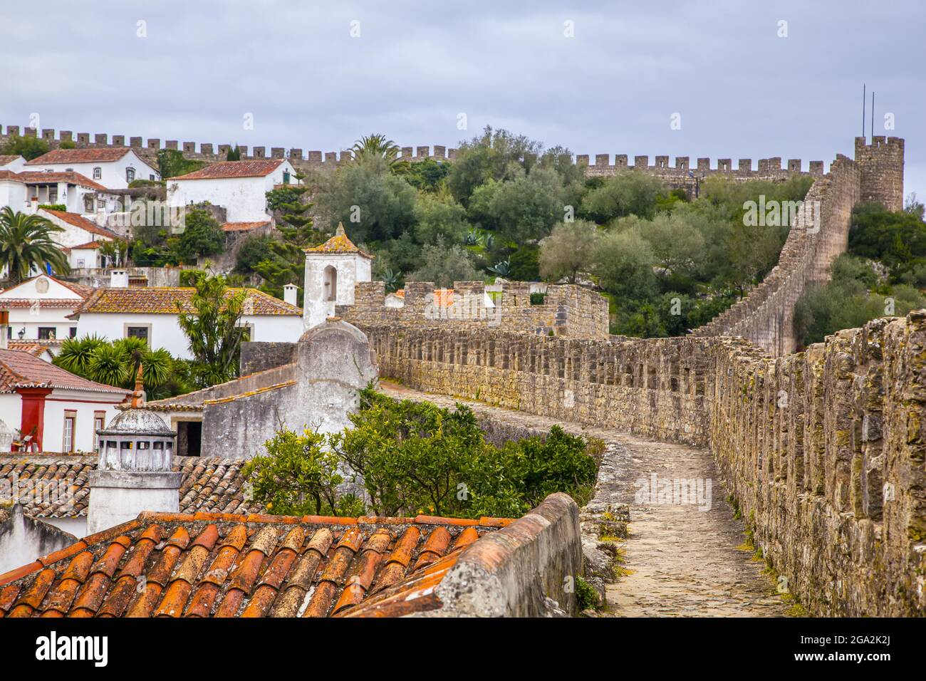 Die mittelalterliche Stadt Obidos mit ihrem Wallweg des Castelo de Obidos um die ummauerte Stadt; Obidos, Estremadura, Region Oeste, Portugal Stockfoto