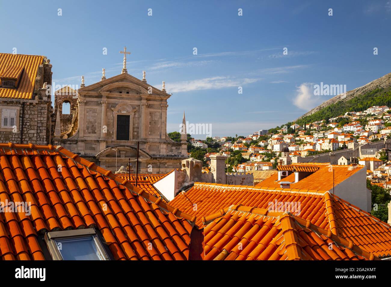 Mit Blick auf die Altstadt der ummauerten Stadt Dubrovnik, von Terrakotta-Ziegeldächern und der Kirche des Heiligen Ignatius bis hin zur Bucht an den Küsten... Stockfoto