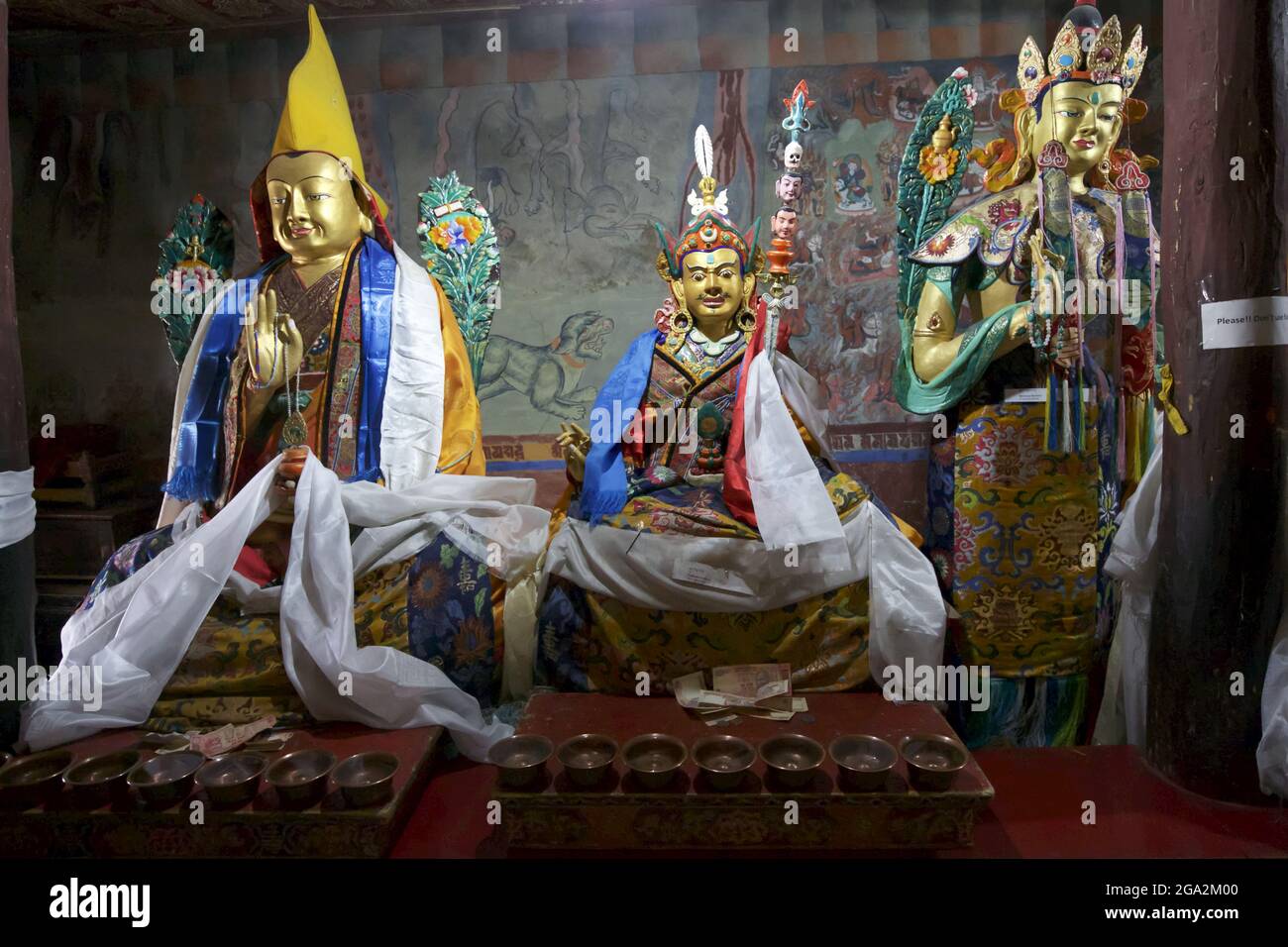 Statuen buddhistischer Gottheiten in der Gebetshalle im Thikse-Kloster, auf einem Berggipfel über dem Indus-Tal, durch den Himalaya... Stockfoto