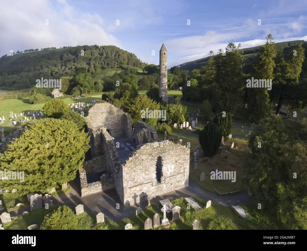 Glendalough (oder das Tal der zwei Seen) ist der Ort einer frühchristlichen Klostersiedlung in den Wicklow Mountains der Grafschaft Wicklow Stockfoto