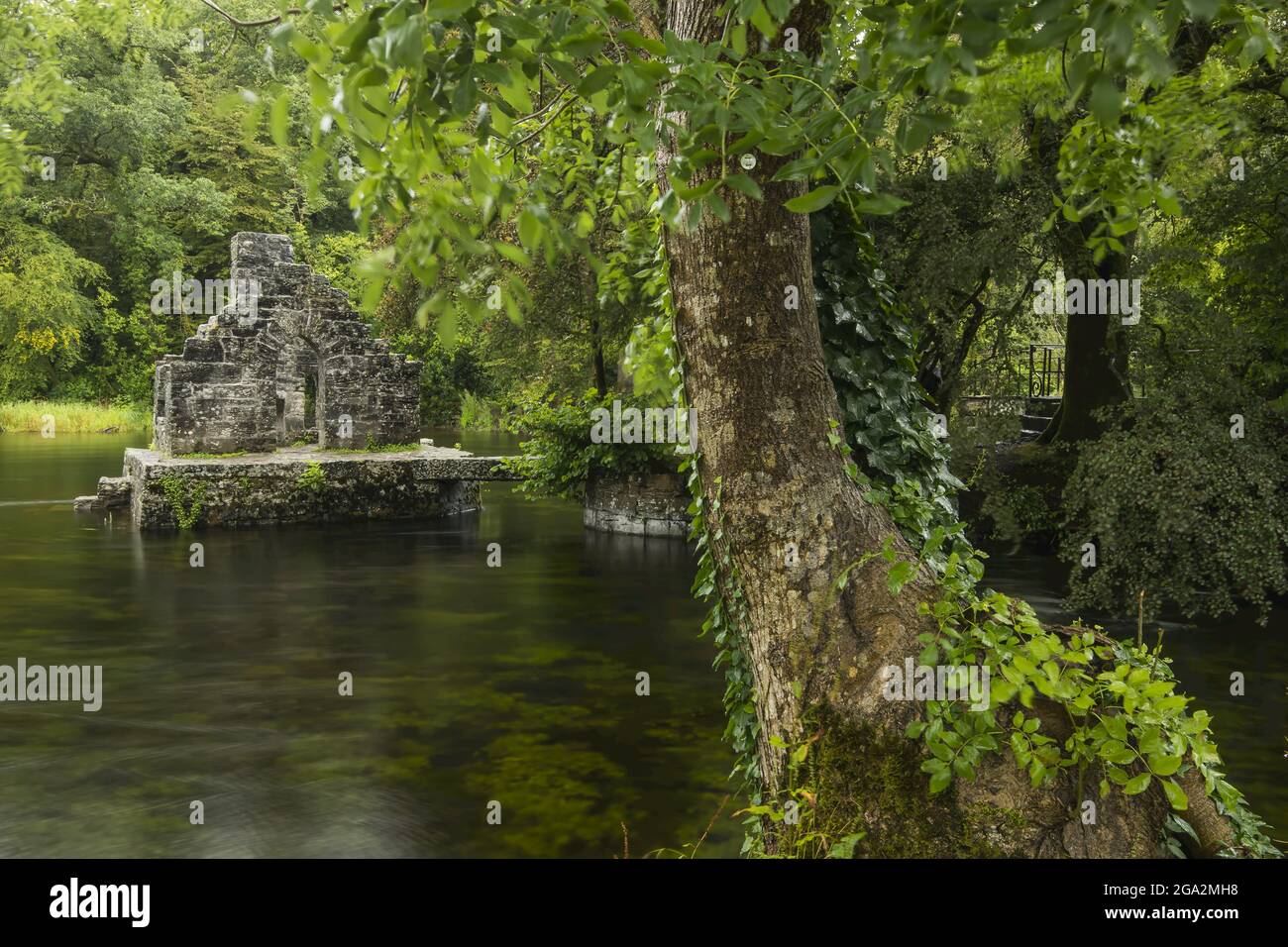 Ruinen des Fischerhauses der Mönche in der Cong Abbey am Fluss Cong; Cong, County Mayo, Irland Stockfoto