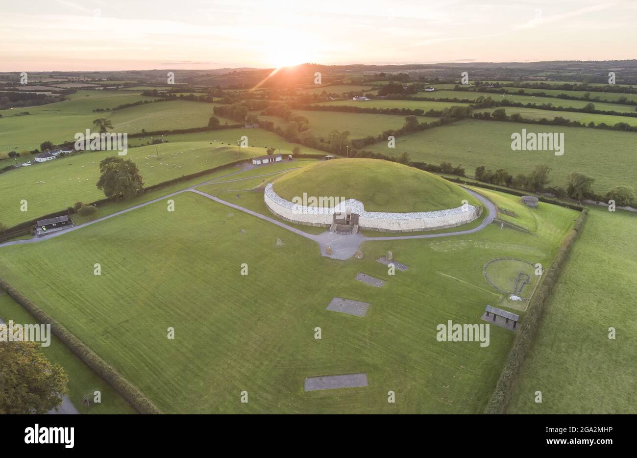 Luftaufnahme eines Sonnenuntergangs und umgebende Ackerland an der alten Passage Grab und Tempel von Newgrange, ein neolithisches Denkmal an der ... Stockfoto