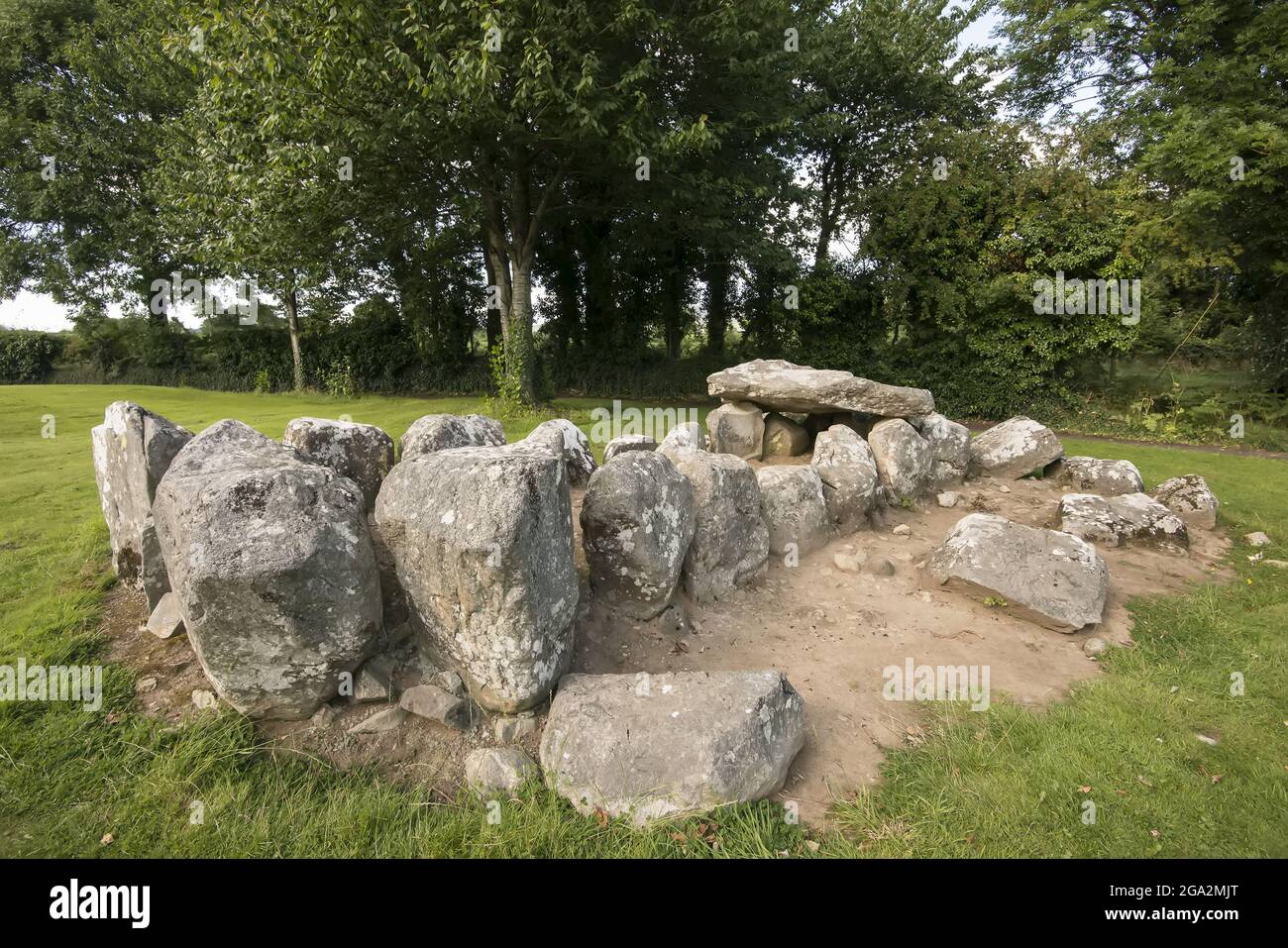 Überreste des antiken Grabes der Proleek Gallery auf dem Gelände des Golfplatzes des Ballymascanlon Hotels; Ballymascanlon, County Louth, Irland Stockfoto