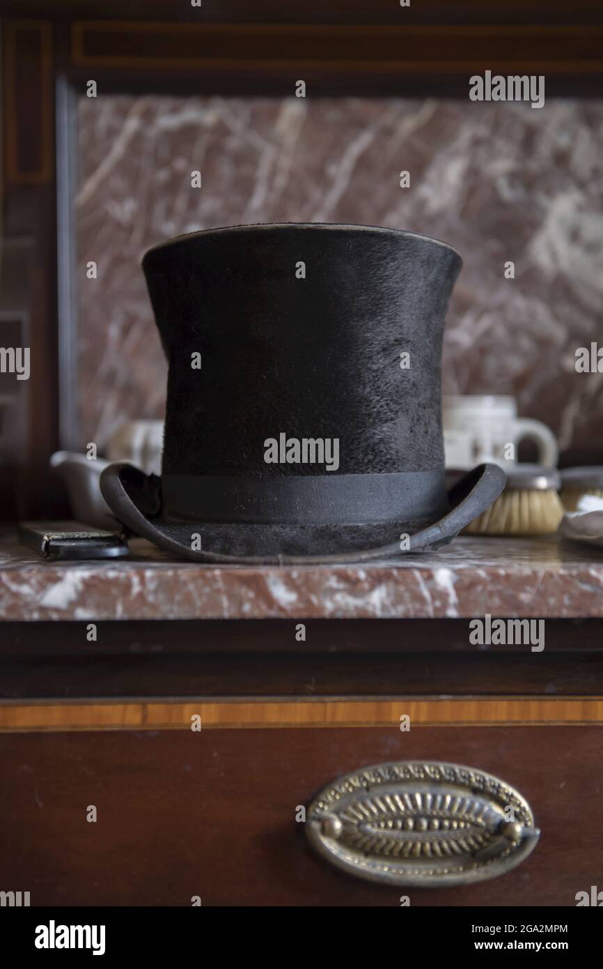 Nahaufnahme eines Hutes, der auf einer Marmorplatte in einem der Schlafzimmer im Strokestown Park Museum steht; Strokestown, County Roscommon, Irland Stockfoto
