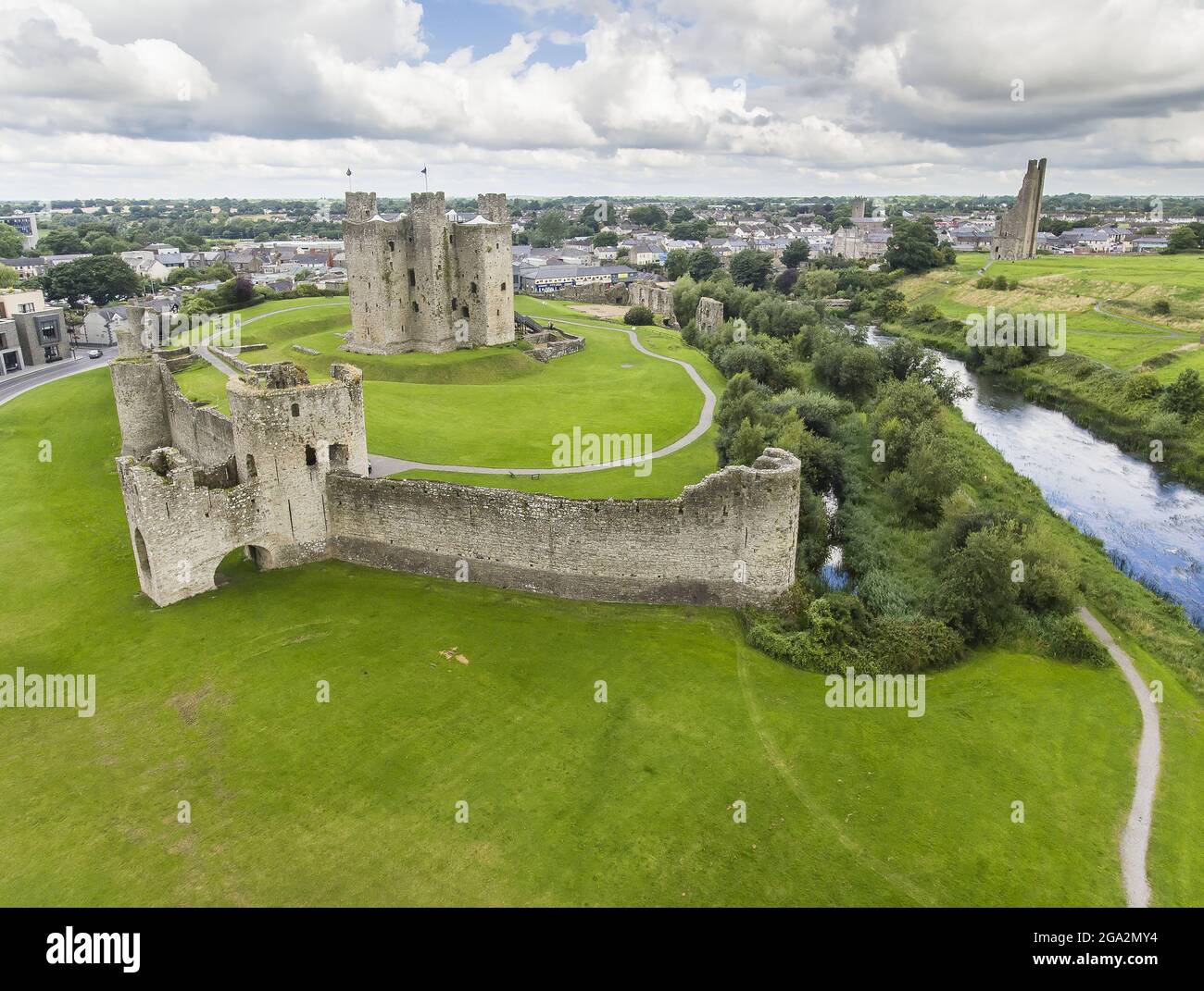 Luftaufnahme von Trim Castle und dem umliegenden Gelände entlang des Flusses Boyne mit der Stadt Trim im Hintergrund Stockfoto