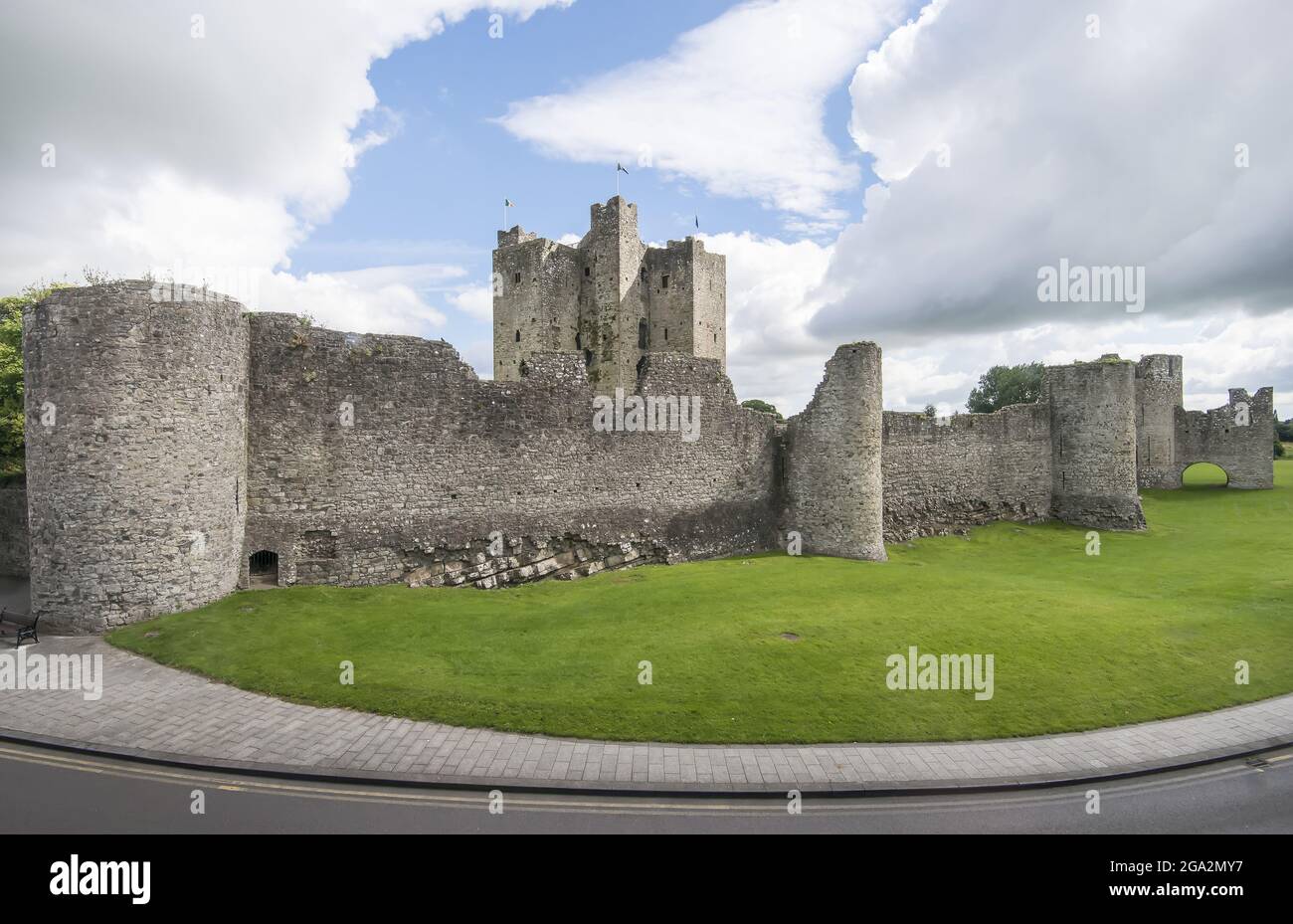 Die normannischen Ruinen von Trim Castle und das Gelände unter einem wolkigen, blauen Himmel; Trim, County Meath, Republik Irland Stockfoto