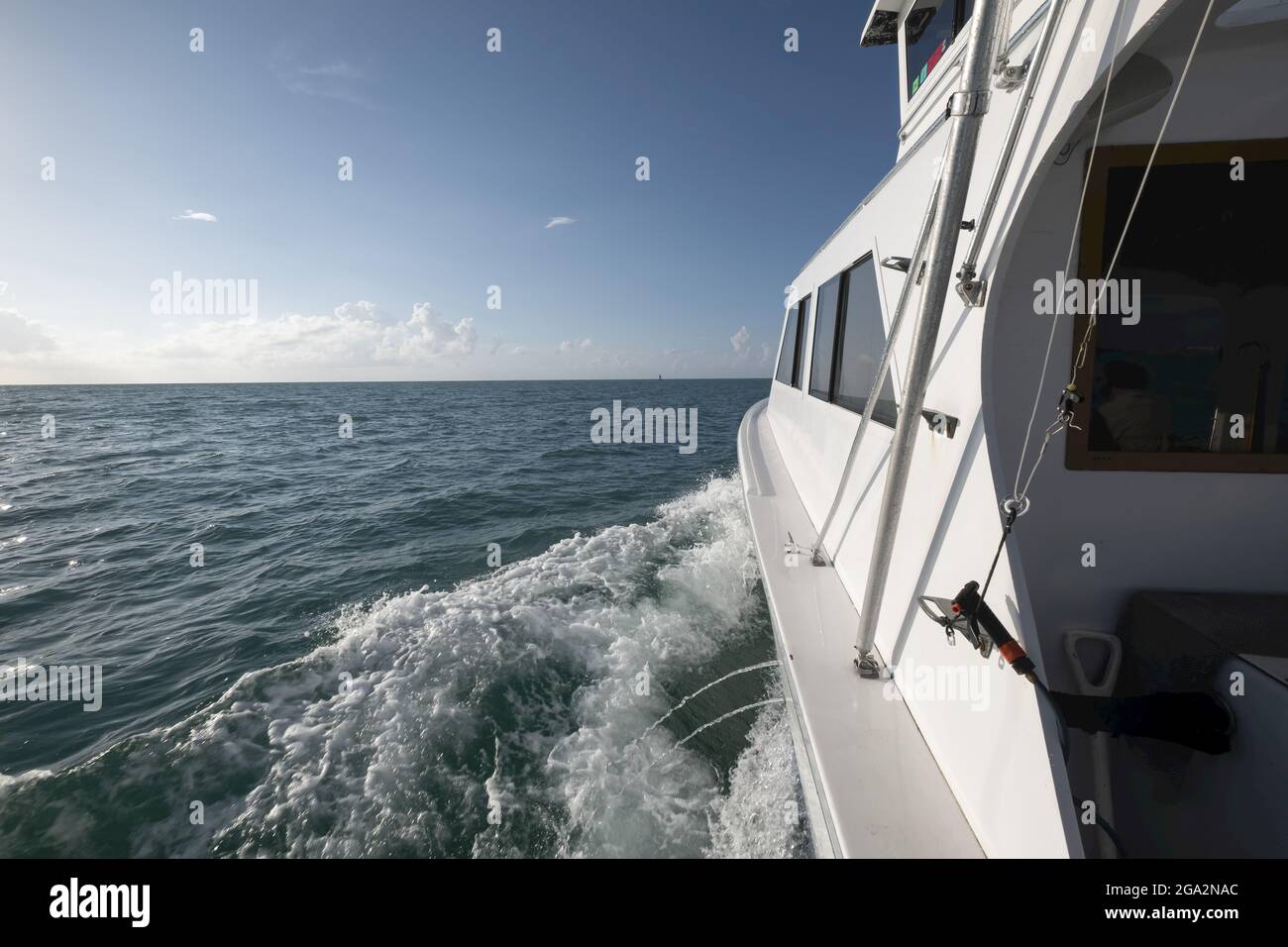 Nahaufnahme der Hafenseite eines Offshore-Sportfischerbootes, das auf See fuhr; Key West, Florida, USA Stockfoto