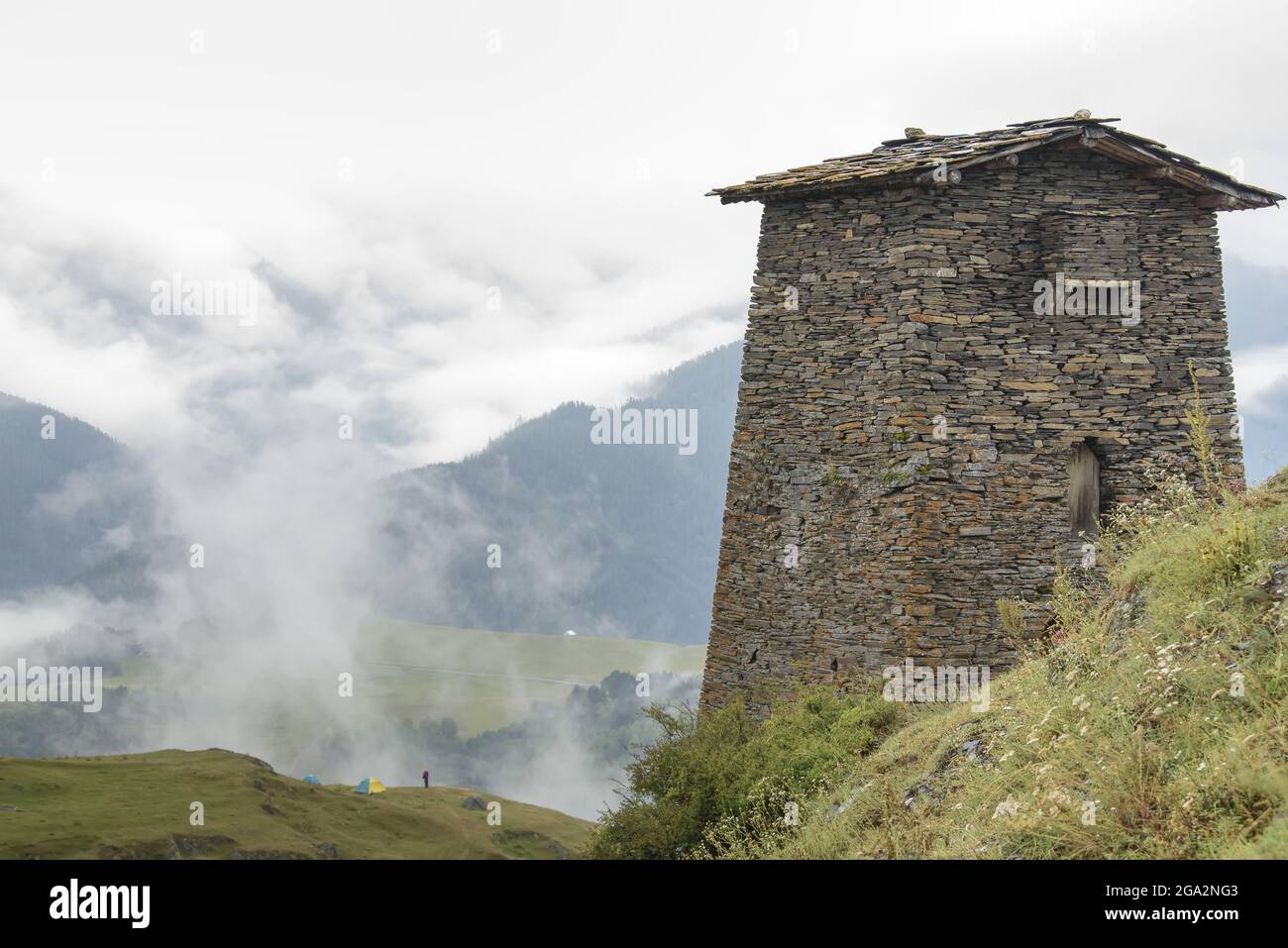 Nahaufnahme eines Turmhauses an der mittelalterlichen Bergfestung von Keselo mit Blick auf das Dorf Omalo im Tusheti-Nationalpark Stockfoto