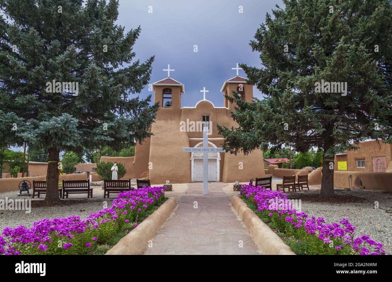 Fassade der historischen Kirche San Francisco de Asis auf dem hauptplatz von Ranchos de Taos; Taos, New Mexico, Vereinigte Staaten von Amerika Stockfoto