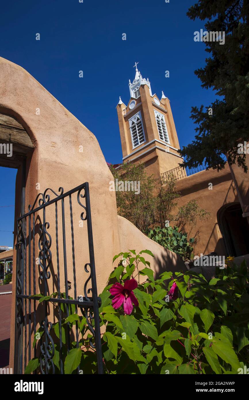 Die Kirche von San Francisco de Neri ist eine historische katholische Kirche, die sich auf der Nordseite des Altstadtplatzes befindet Stockfoto