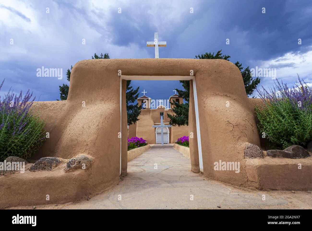 Blick durch die adobe-Tore zum Eingang und zur Fassade der historischen Kirche San Francisco de Asis auf dem hauptplatz von Ranchos de Taos Stockfoto