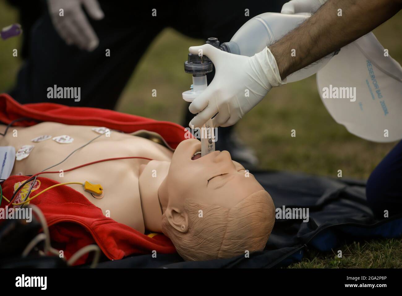 Bukarest, Rumänien - 28. Juli 2021: Sanitäter führen während einer öffentlichen Demonstration zur Rettung eines Opfers eine HLW an einem Plastikdummy durch. Stockfoto