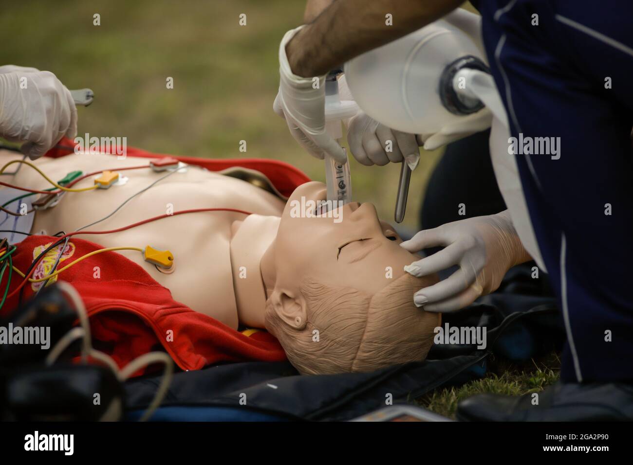 Bukarest, Rumänien - 28. Juli 2021: Sanitäter führen während einer öffentlichen Demonstration zur Rettung eines Opfers eine HLW an einem Plastikdummy durch. Stockfoto