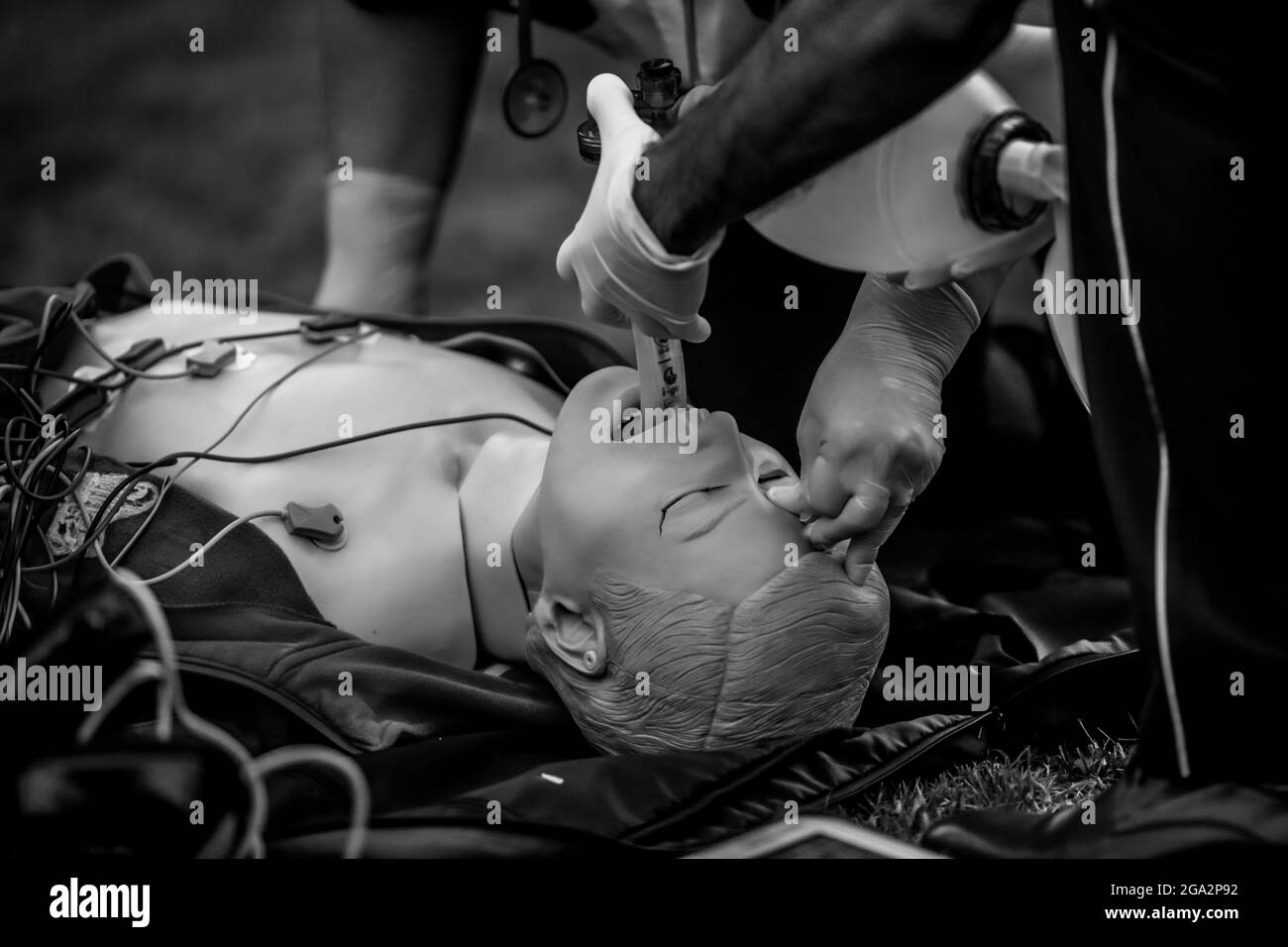 Bukarest, Rumänien - 28. Juli 2021: Sanitäter führen während einer öffentlichen Demonstration zur Rettung eines Opfers eine HLW an einem Plastikdummy durch. Stockfoto