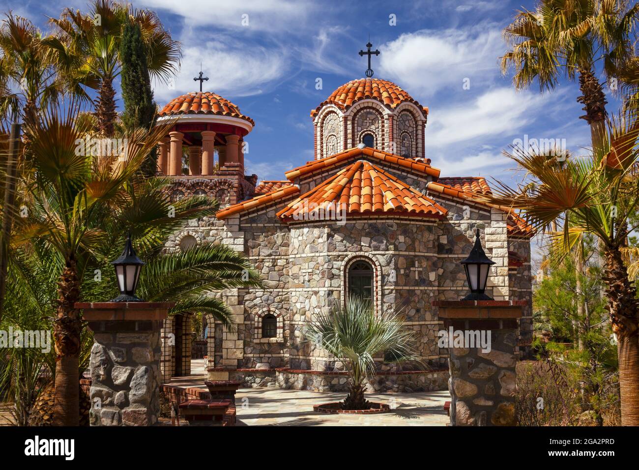 Die kunstvoll verzierten, mit Lehm gefliesten Kuppeln und die steinerne Fassade der Nikolaikapelle im griechisch-orthodoxen Kloster St. Anthony Stockfoto