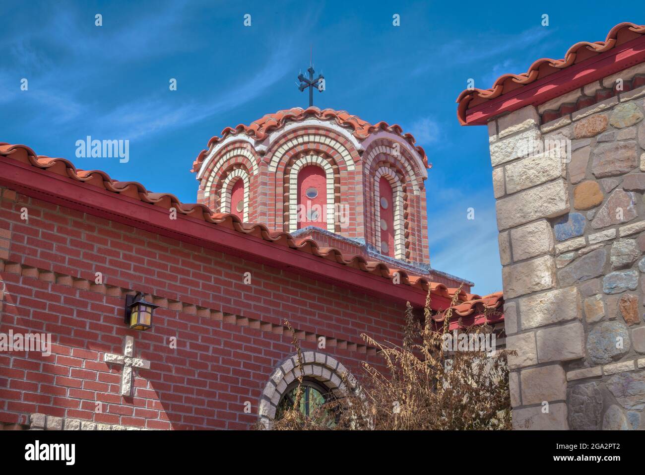 Nahaufnahme der prunkvollen Kuppel und der Ziegeldach mit Backstein- und Steinfassade der Nikolaikapelle im griechisch-orthodoxen Kloster St. Anthony Stockfoto