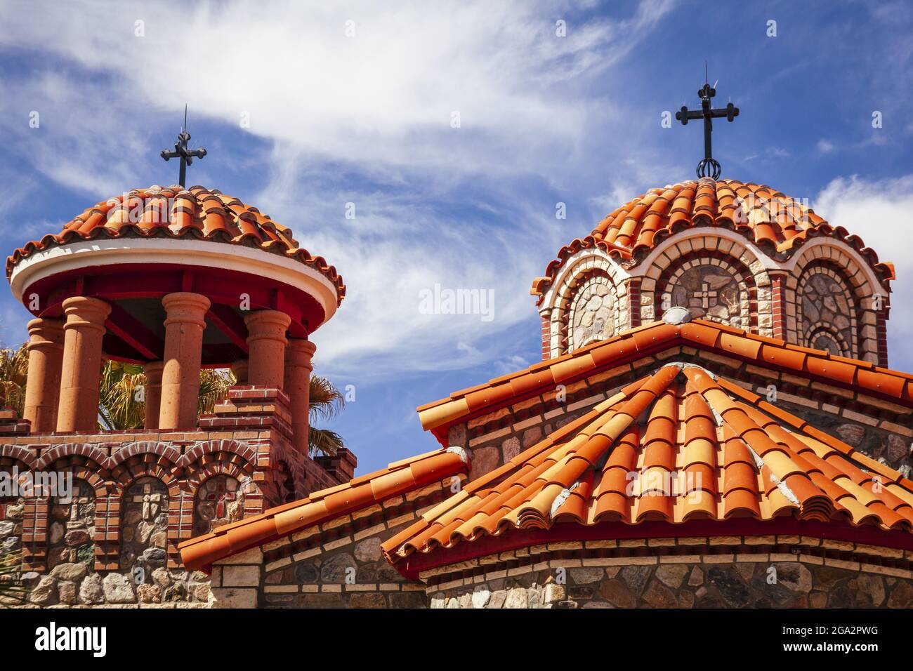 Nahaufnahme von zwei verzierten, mit Lehm gefliesten Kuppeln und Steinfassade der Kapelle des Heiligen Nikolaus im griechisch-orthodoxen Kloster des Heiligen Antonius Stockfoto