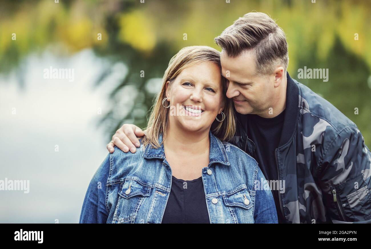 Ein Mann und eine Frau verbringen an einem warmen Herbstabend gemeinsam eine gute Zeit in einem Stadtpark; Edmonton, Alberta, Kanada Stockfoto