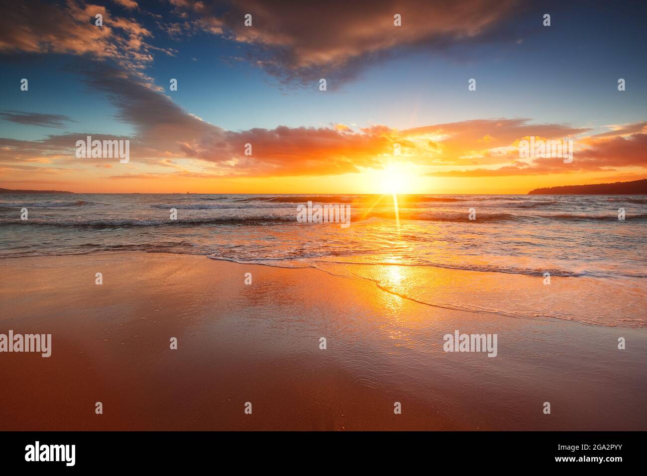 Sonnenaufgang am Strand über dem tropischen Meer Stockfoto