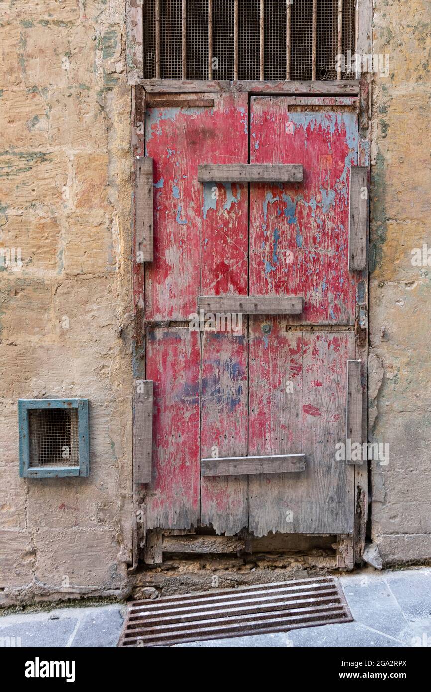 Versperrter Eingang zu einem alten Sandsteingebäude in Malta. Stockfoto