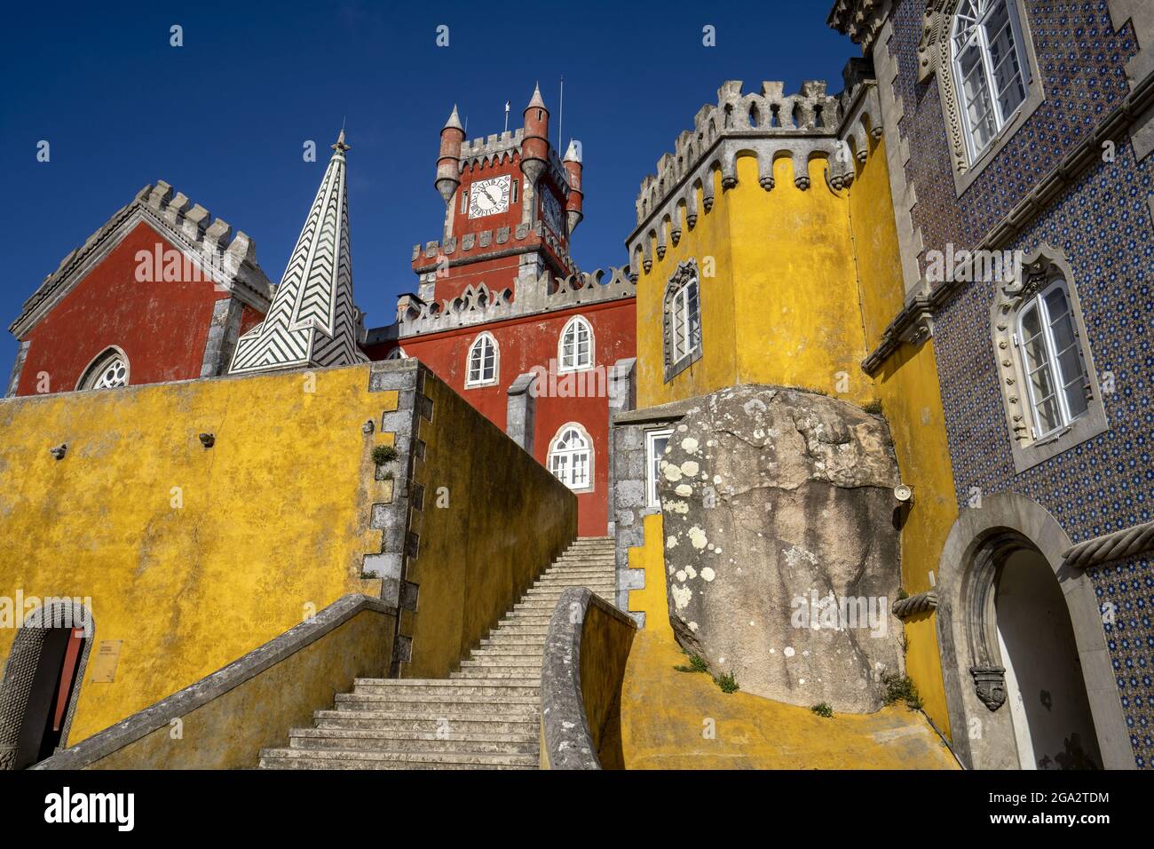 Das Schloss Palacio Da Pena auf einem Hügel mit seinen farbenfrohen Türmen und Steintreppen liegt im Sintra-Gebirge; Sintra, Bezirk Lissabon, Portugal Stockfoto