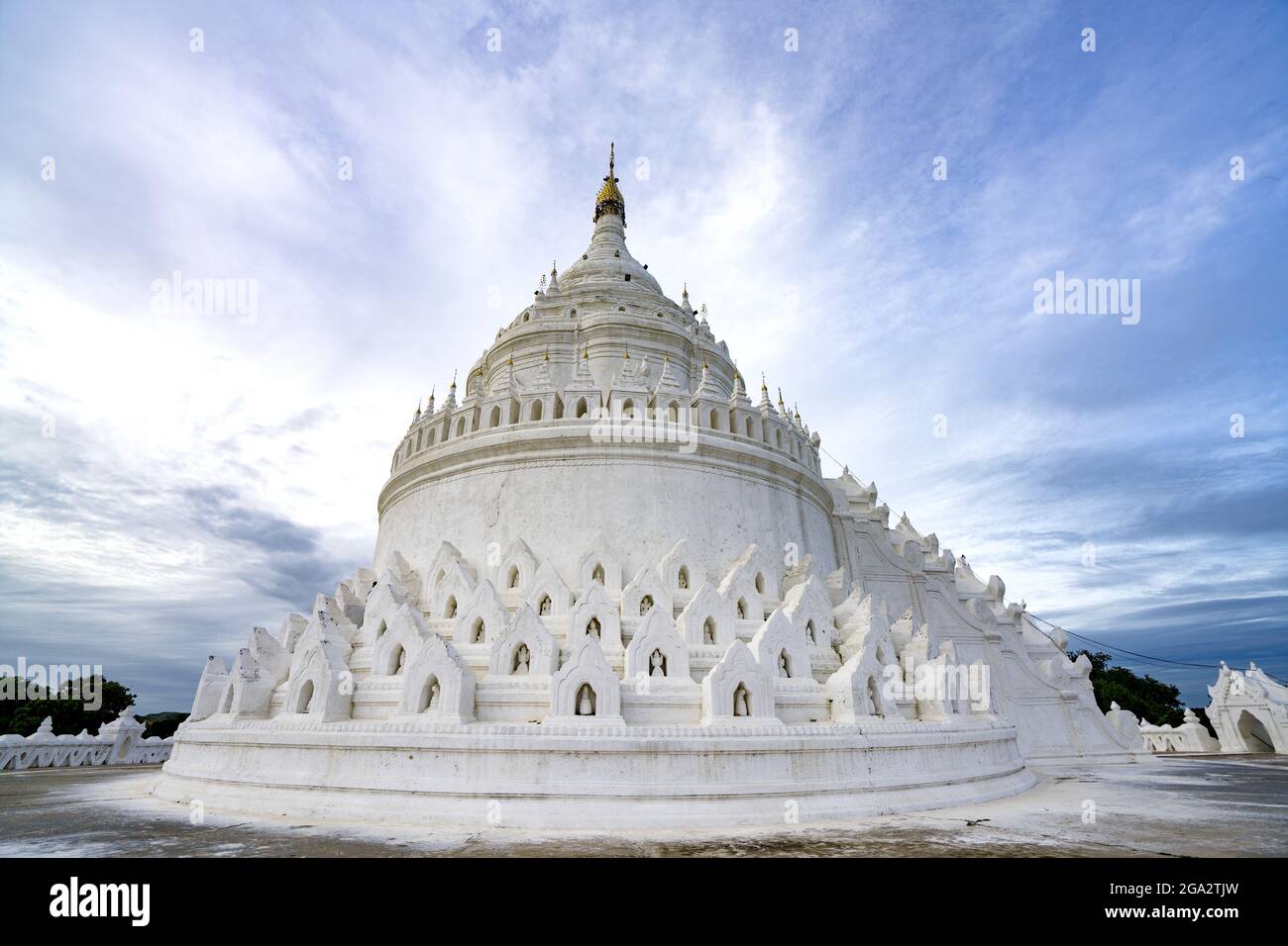 Die Hsinphyume Pagode (Mya Thein Tan Pagode) ist weiß gestrichen und basiert auf dem buddhistischen heiligen Berg des Berges Meru, der sich auf dem westlichen... Stockfoto