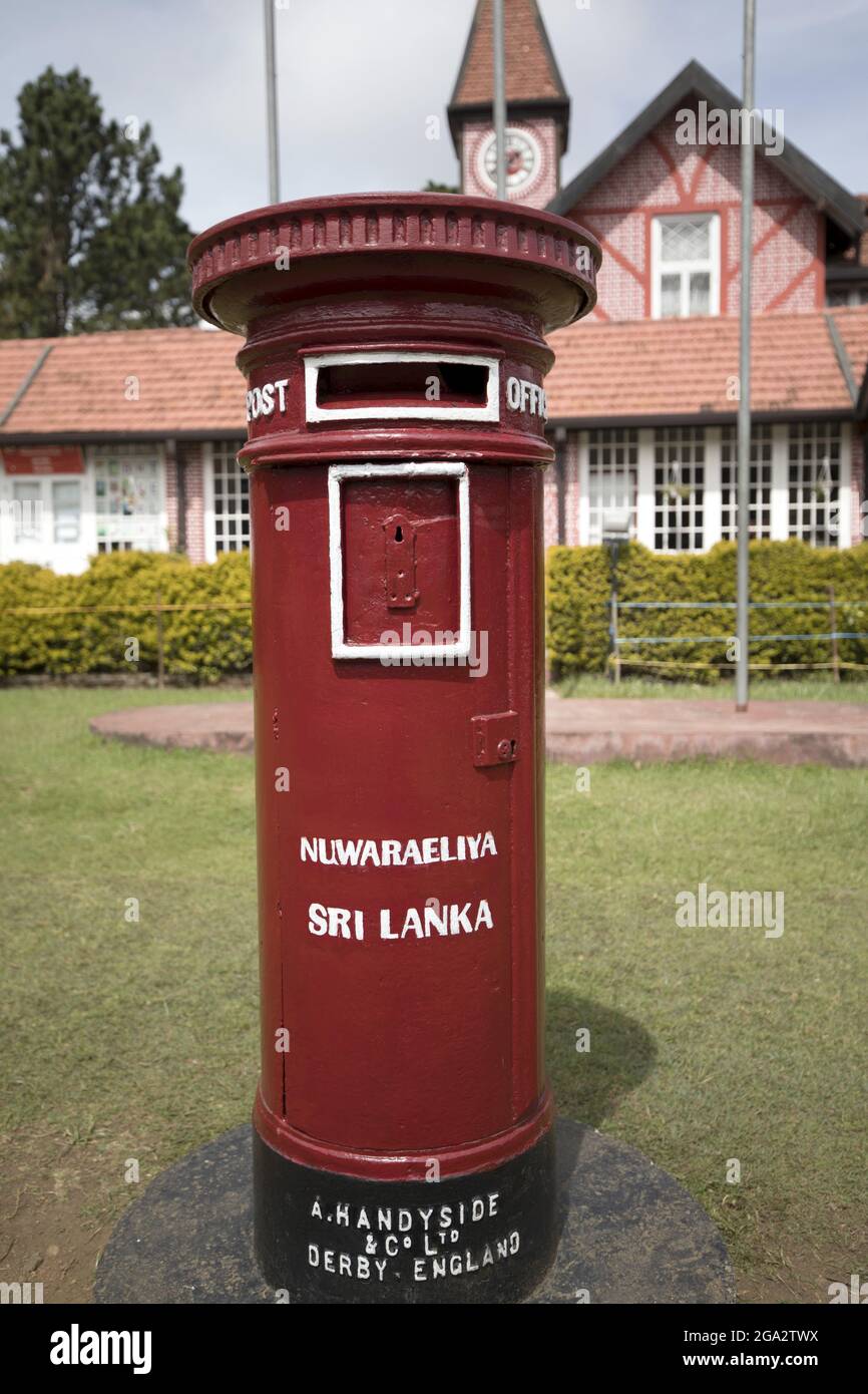 Roter Briefkasten im Postamt in der Stadt Nuwara Eliya im Hill Country; Nuwara Eliya, Nuwara Eliya District, Sri Lanka Stockfoto