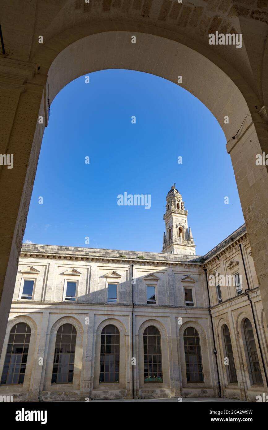 Torbogen mit Blick auf den Glockenturm der Kathedrale von Lecce auf der Piazza del Duomo im historischen Zentrum von Lecce; Lecce, Apulien, Italien Stockfoto