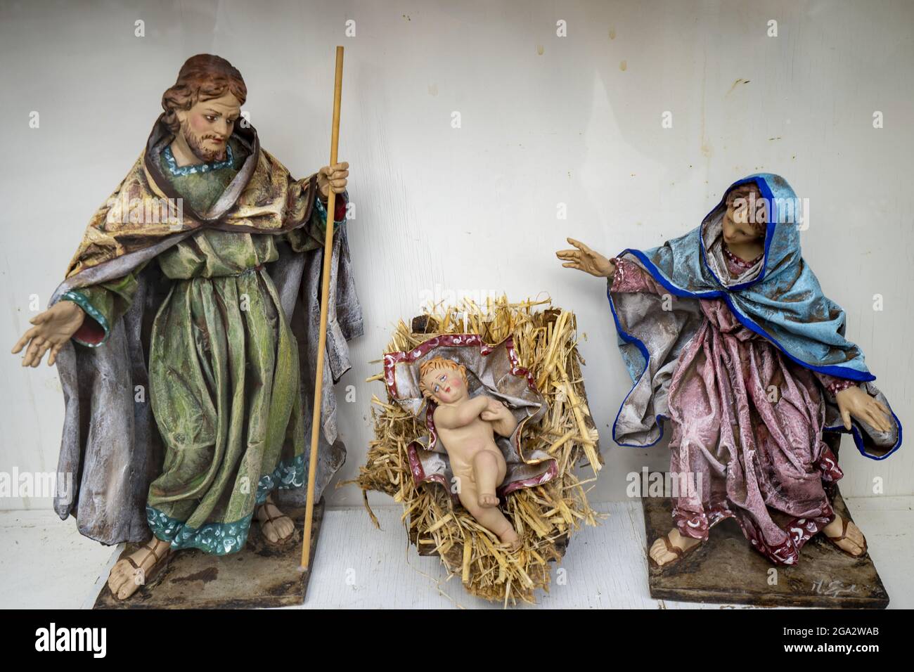 Geschnitzte religiöse Figuren der Weihnachtskrippe der Heiligen Familie, im historischen Zentrum von Lecce; Lecce, Apulien, Italien Stockfoto