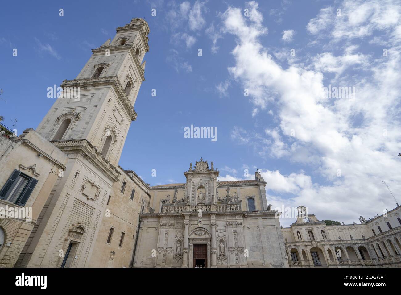 Kathedrale von Lecce und Glockenturm auf der Piazza del Duomo im historischen Zentrum von Lecce; Lecce, Apulien, Italien Stockfoto