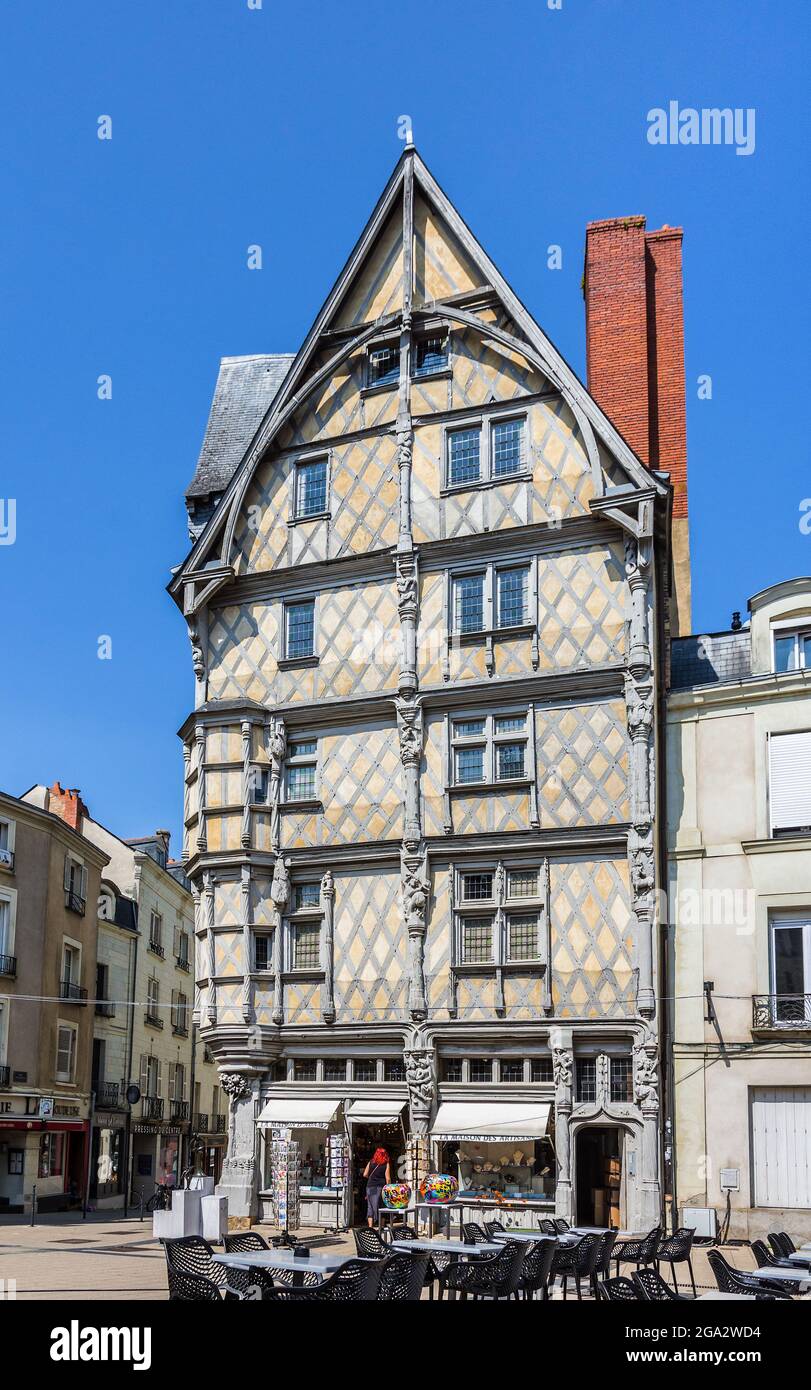 Altes Fachwerkgebäude aus dem 15. Jahrhundert, „La Maison des Artisans“ oder „La Maison d'Adam“, an der Place Sainte-Croix, Angers, Maine-et-Loire (49), Frankreich. Stockfoto