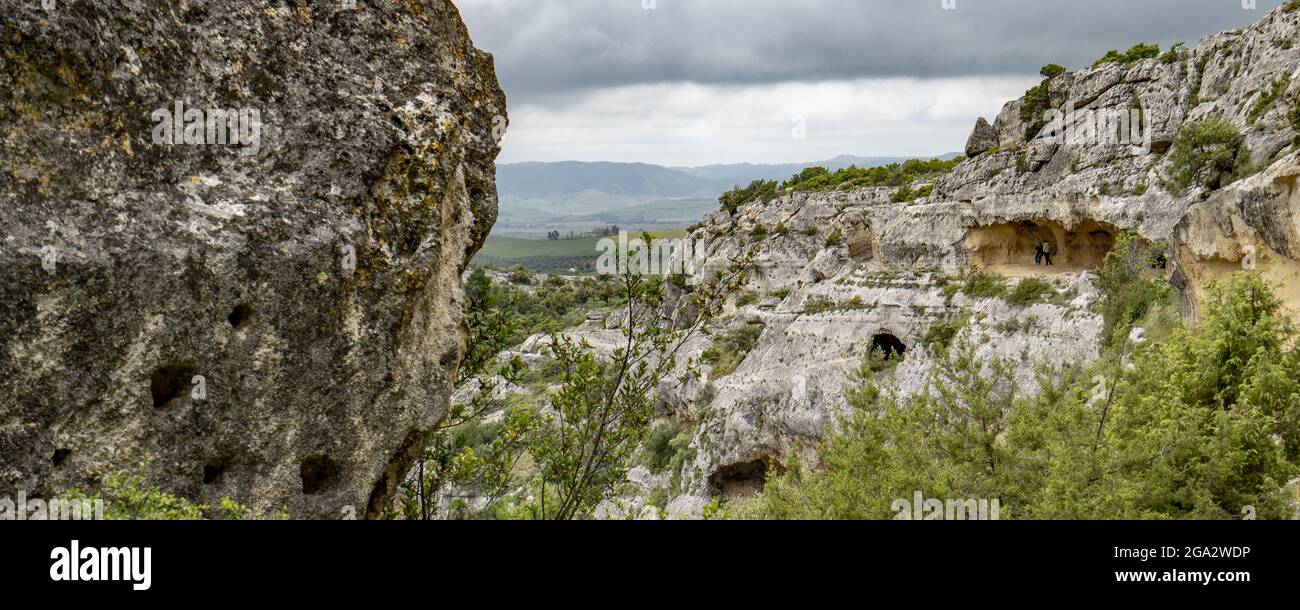 Blick auf Felsenklippen und Höhlen entlang der Wanderwege durch den Fluss Gravina di Miera und den Park in der Nähe von Miera; Miera, Basilicata, Italien Stockfoto