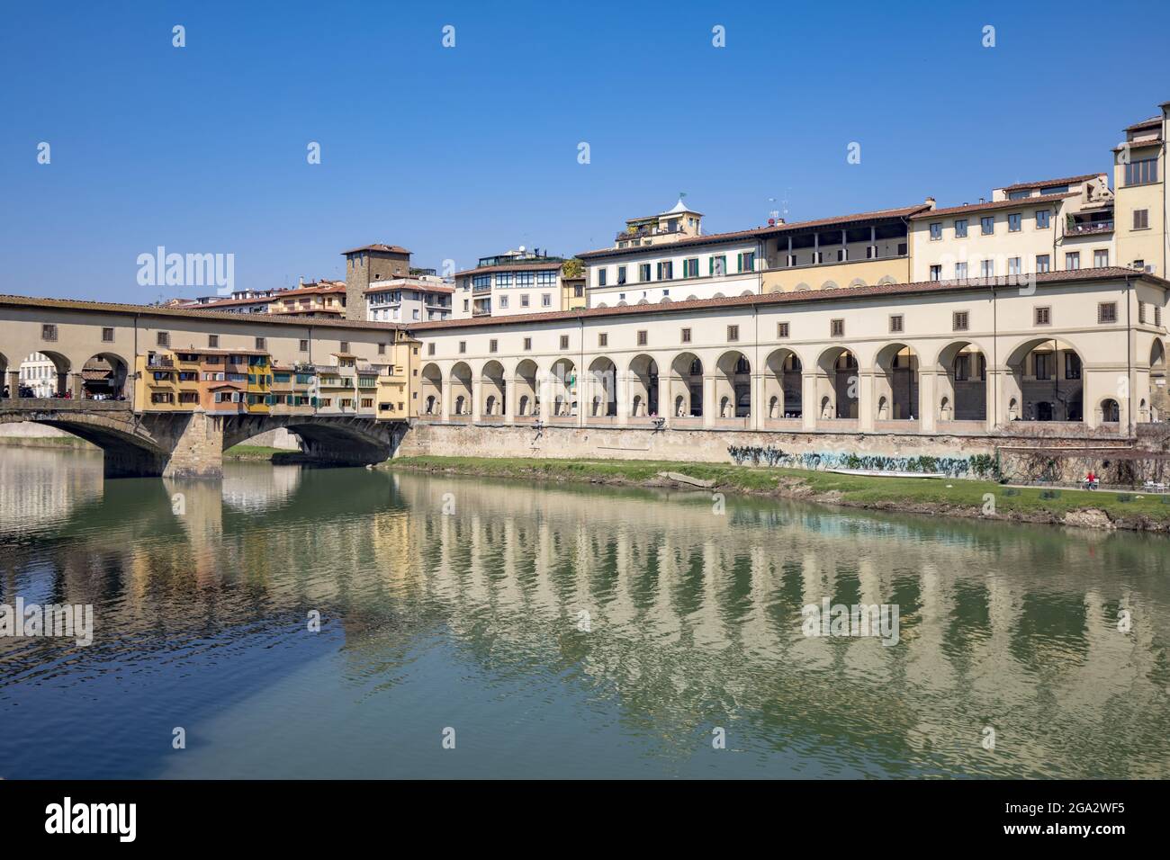 Ponte Vecchio Brücke über den Fluss Arno und den Corridoio Vasariano in Florenz, Italien; Florenz, Toscana, Italien Stockfoto
