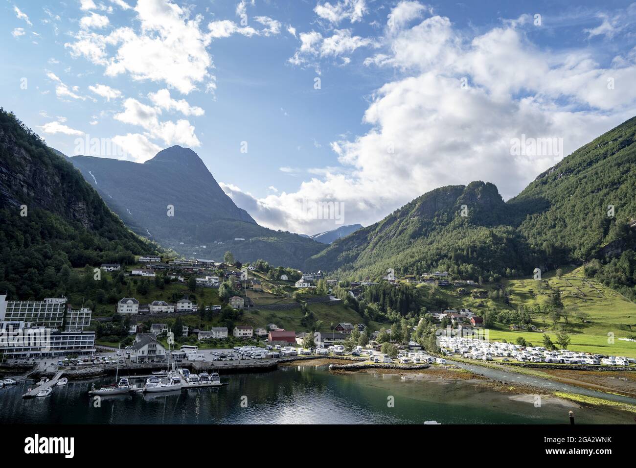 Die Touristenstadt Geiranger am Kopf des Geirangerfjords in Sunnmore; Geirangerfjord, Stranda, Norwegen Stockfoto