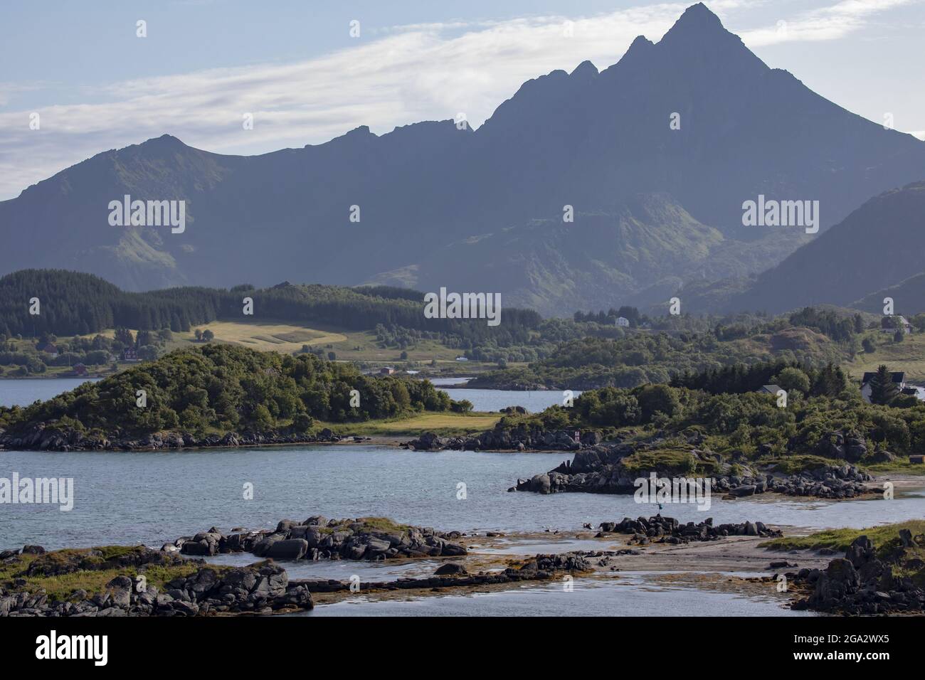 Abgelegene Siedlung von Gravdal mit abgeschotteten Berggipfeln in der Ferne auf der Insel Vestvagoya auf den Lofoten-Inseln; Lofoten, Nordland, Norwegen Stockfoto