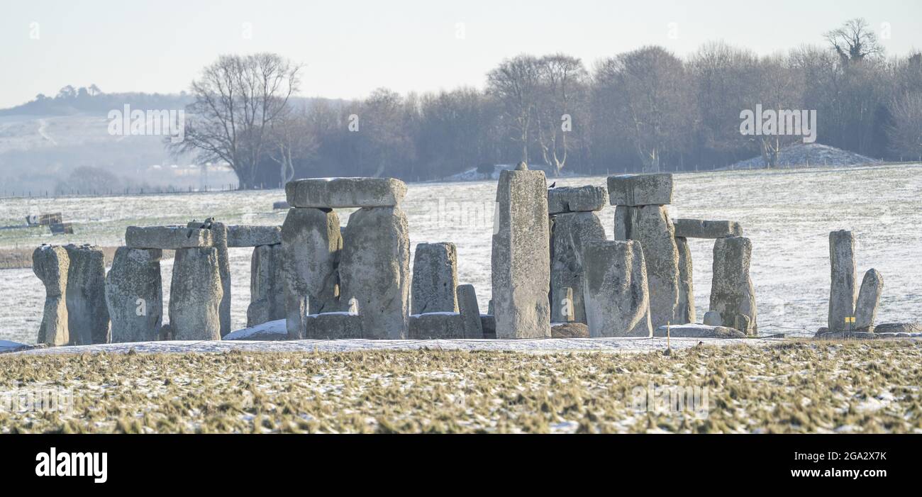 Stonehenge, definiert durch frühen Morgenschnee; Wiltshire, England Stockfoto