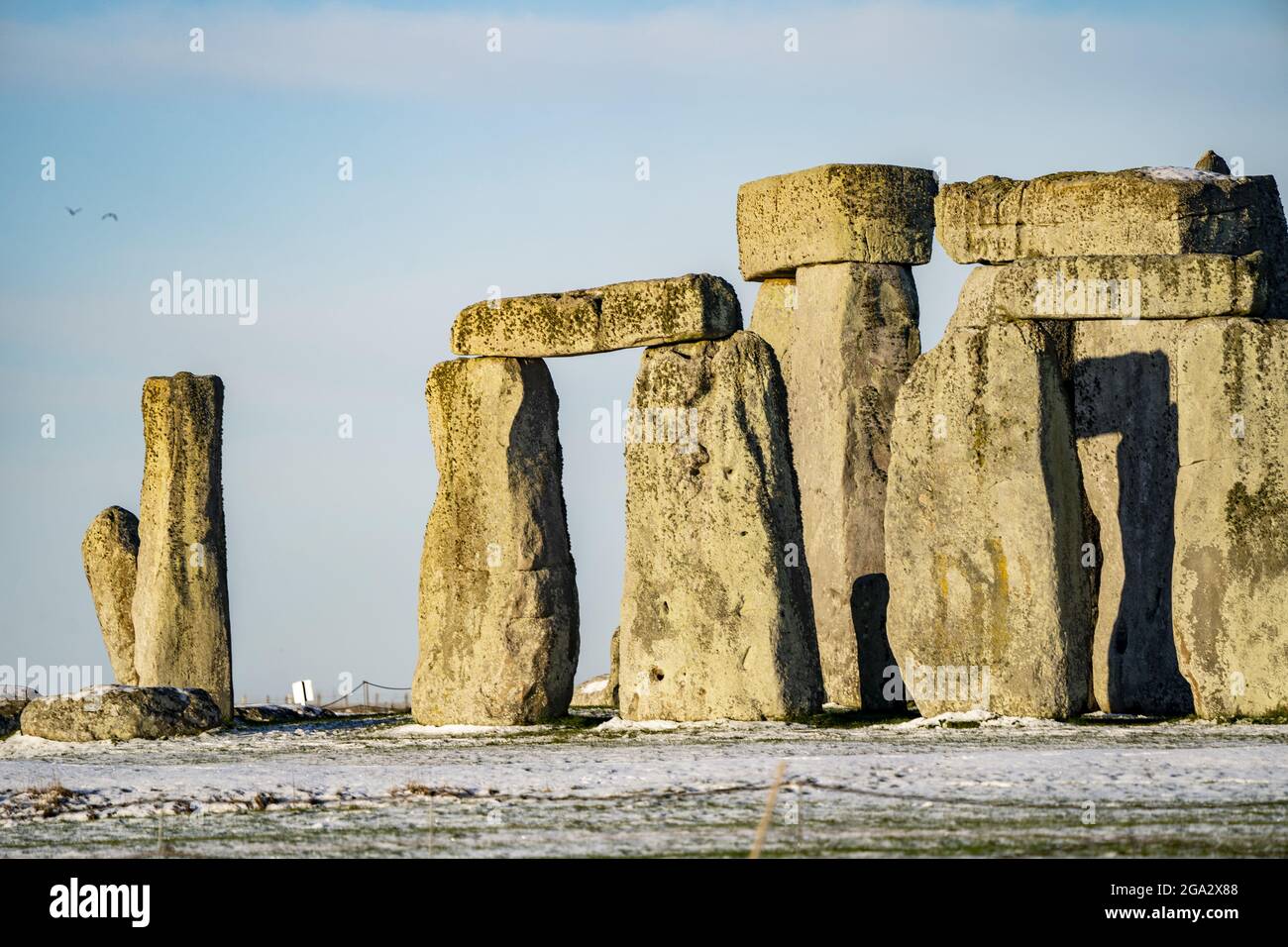 Stonehenge, definiert durch frühen Morgenschnee; Wiltshire, England Stockfoto