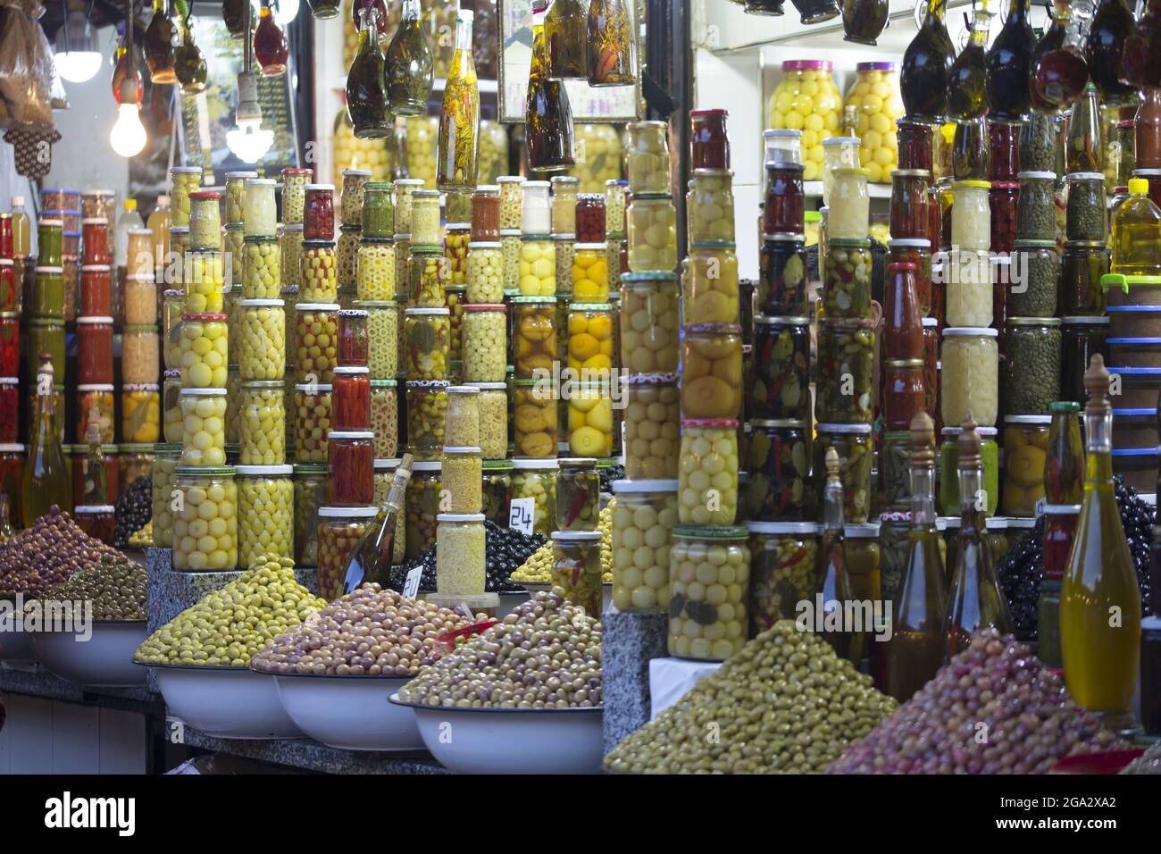 Olivenstand im Souk Ablueh von Djemaa el-Fna in der Medina von Marrakesch; Marrakesch, Marrakesch-Safi, Marokko Stockfoto